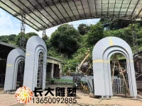 6米高的藝術(shù)門(mén)，晚上亮燈效果